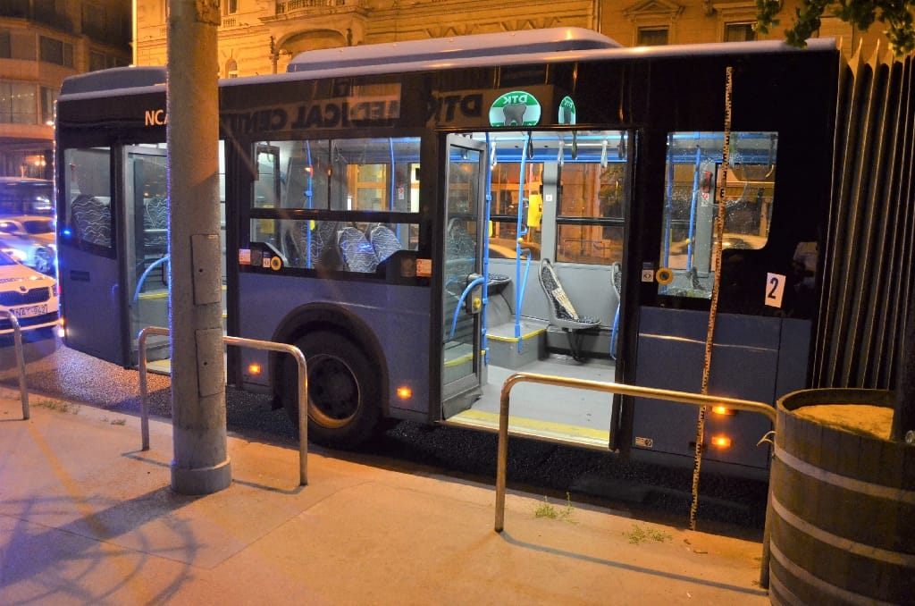 Börtönbe küldené az ügyészség azt a férfit, aki kockakővel dobta be két busz ablakát Budapesten