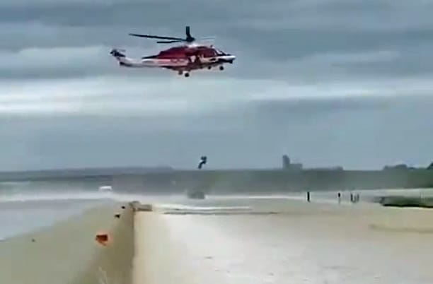 Tengeri mentéseknél látni ilyen helikopteres jeleneteket, mint most az olasz autópályákon – videó 