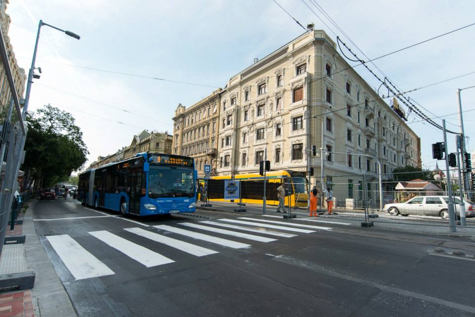 Felvágta az ereit egy férfi a 4-es 6-os villamoson