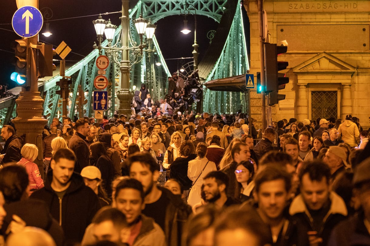 Több százan nézték a Fővám térről, hogyan rajzolnak drónok egy Szabadság szobrot Budapest fölé - fotók!