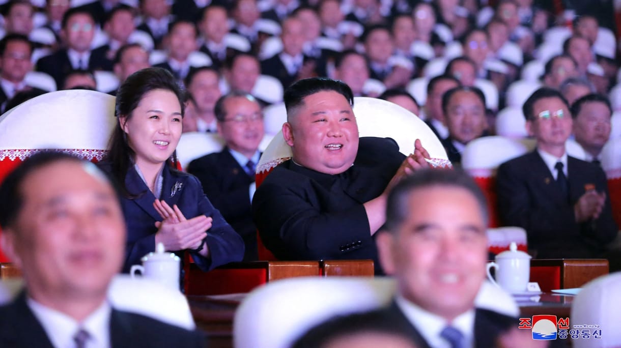 Egy év után bukkant fel ismét a nyilvánosság előtt Kim Dzsong Un felesége