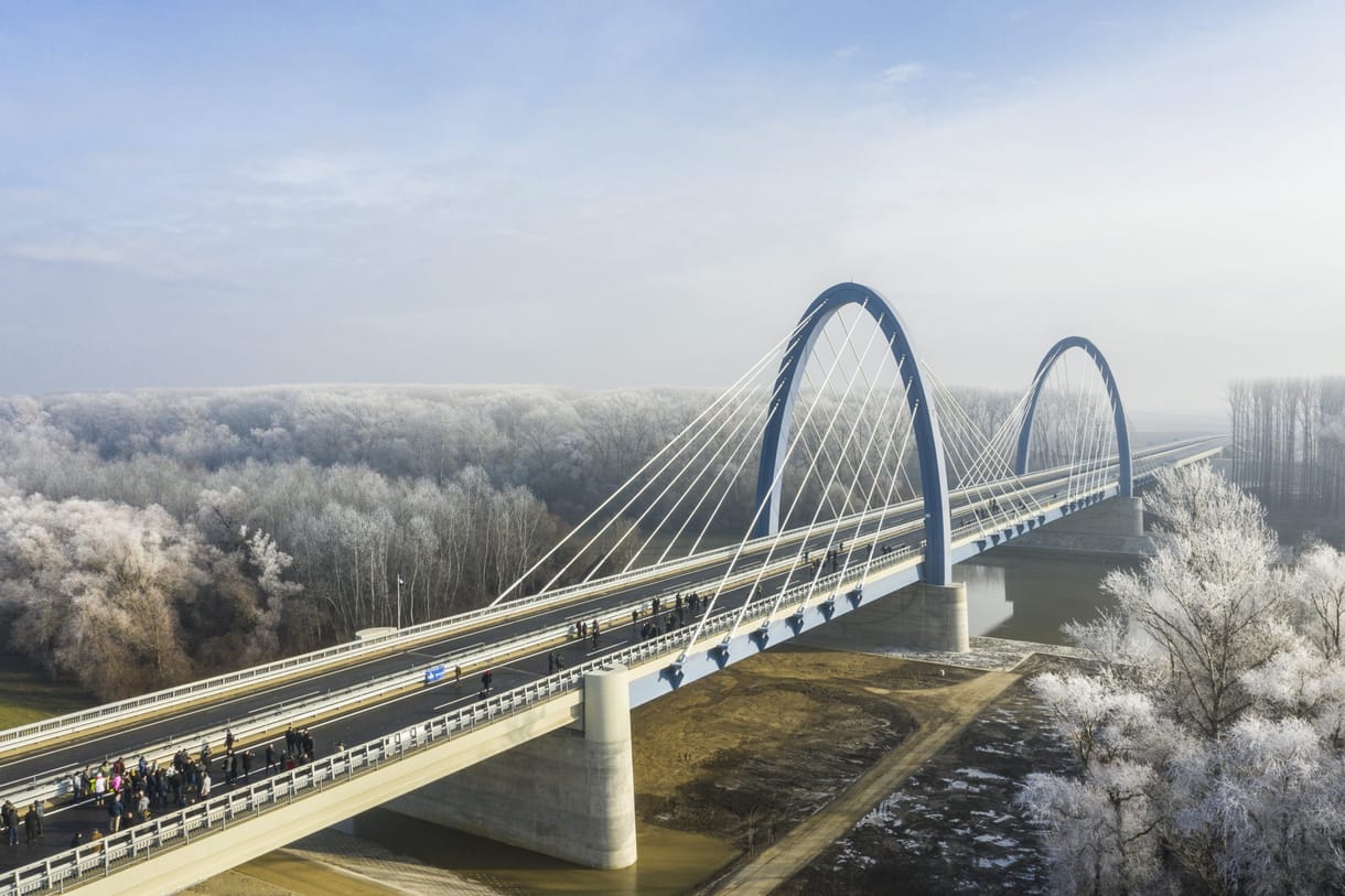 Ellipszis alakú Tisza-híd épült