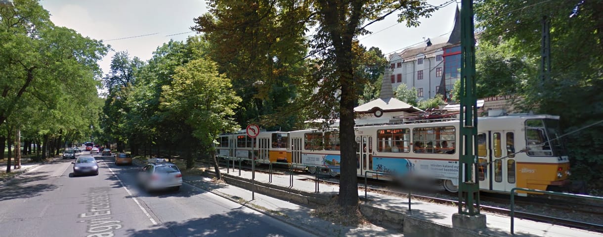 Nem várta meg a villamosvezető, hogy a két gyerek után az anyjuk is felszálljon, elindult