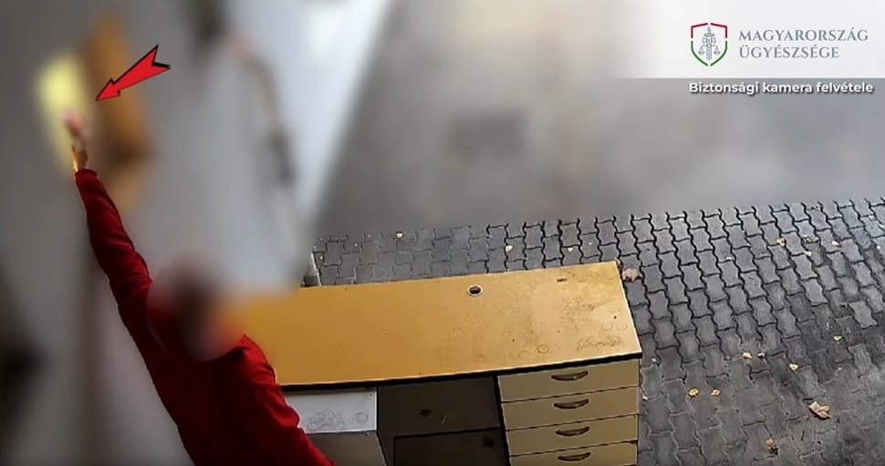 Levideózták a pécsi férfit, ahogy a munkahelyi mosdó ablakán keresztül kukkolta kolléganőit