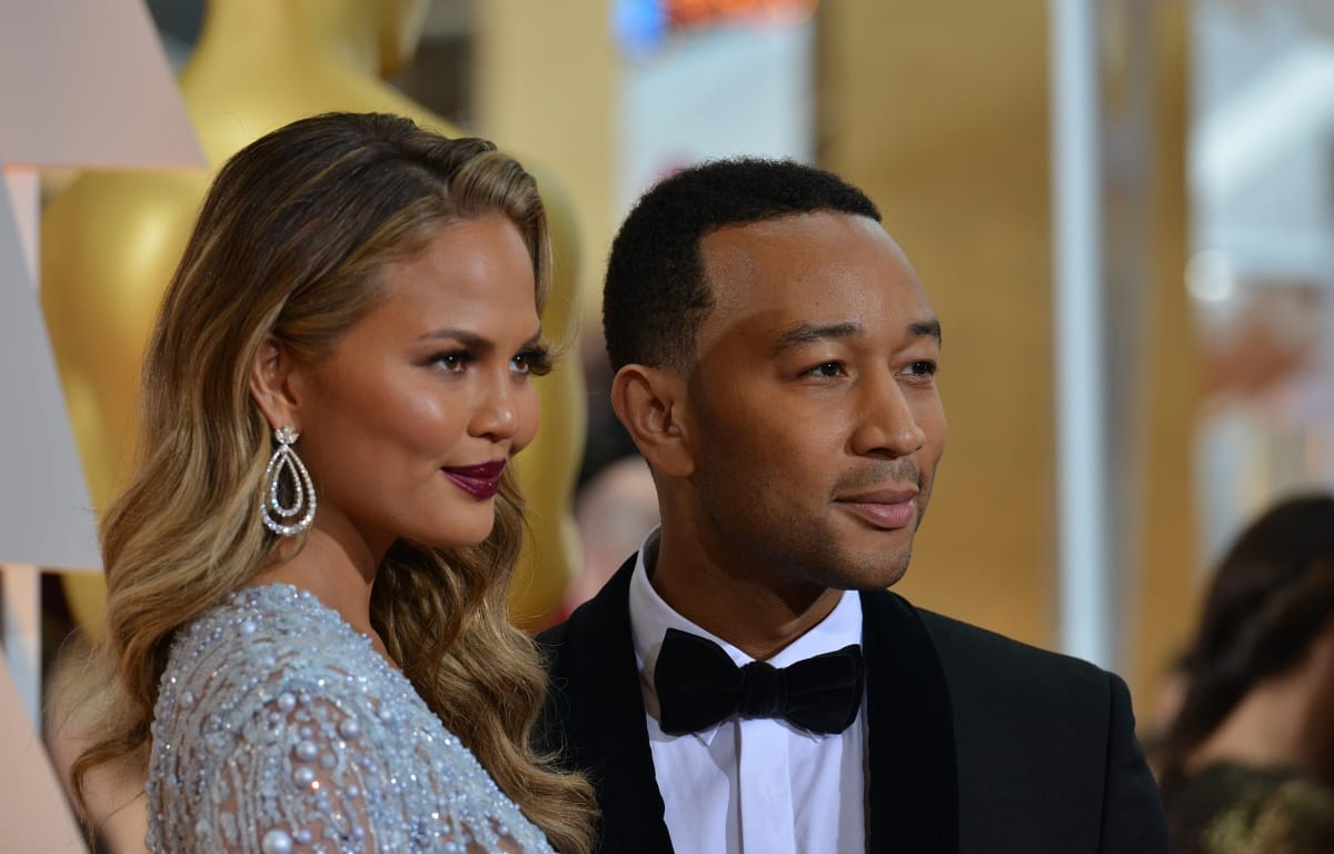 John Legend a kisfiával zongorázik egy elképesztően cuki videón