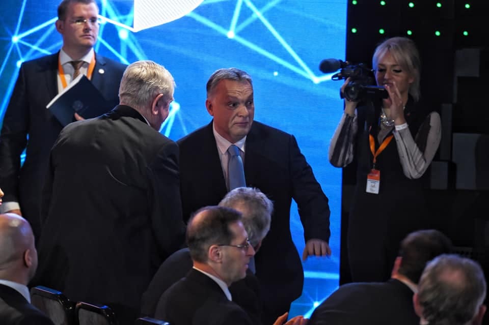 A NER boldogsága: nézzen Orbán-rajongókat a Várkert bazárban (galéria)