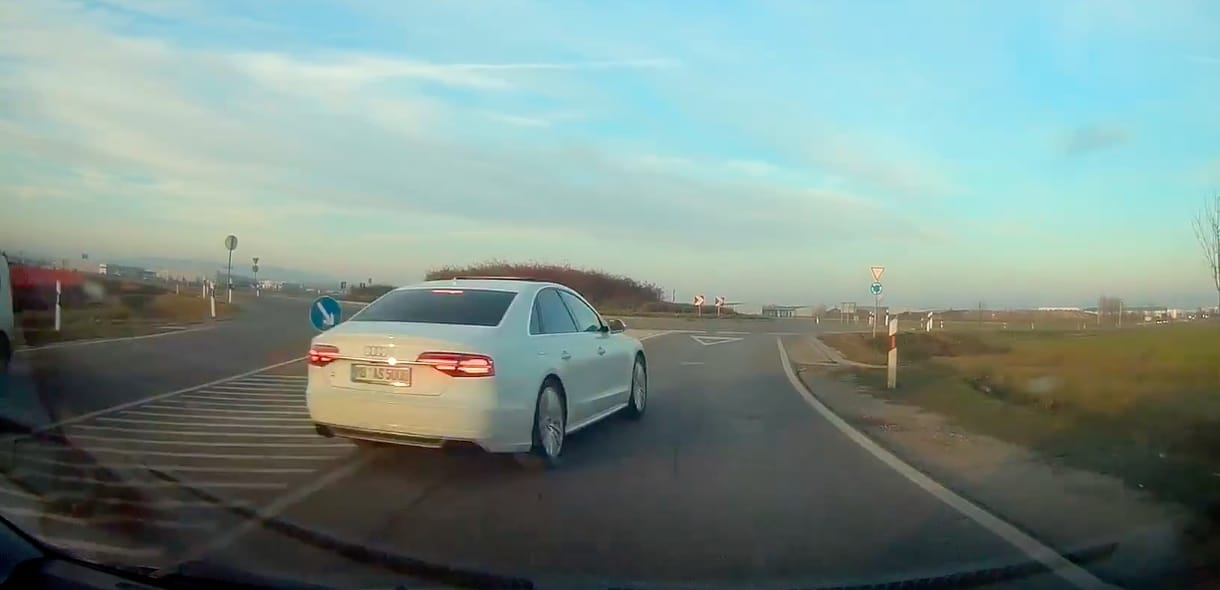 Ámokfutóként előzött az audis a budapesti körforgalomnál – videó