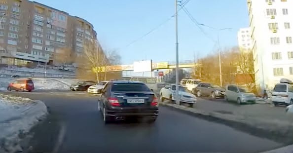 Hatalmasat alakított az autós, aki a gázt nyomta a fék helyett – videó