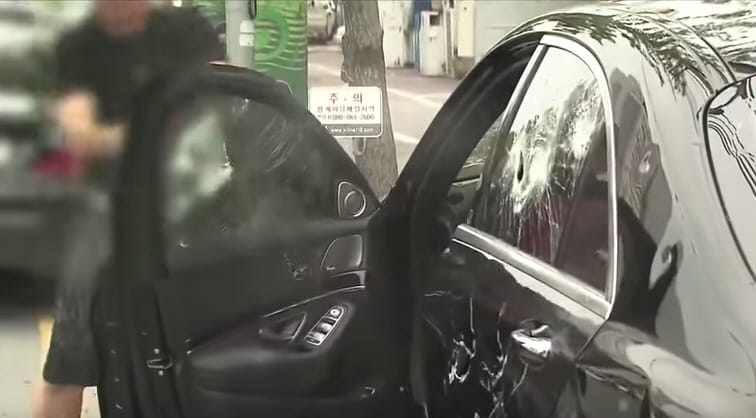 Golfütővel verte szét ötvenmilliós Mercedesét egy elégedetlen tulaj – videó