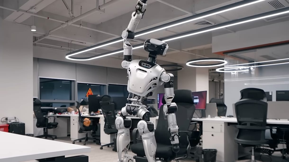 Ezt a kínai robotot is megviseli a sok irodában ülés – így feláll, és elvégez pár nyújtó gyakorlatot (videó)