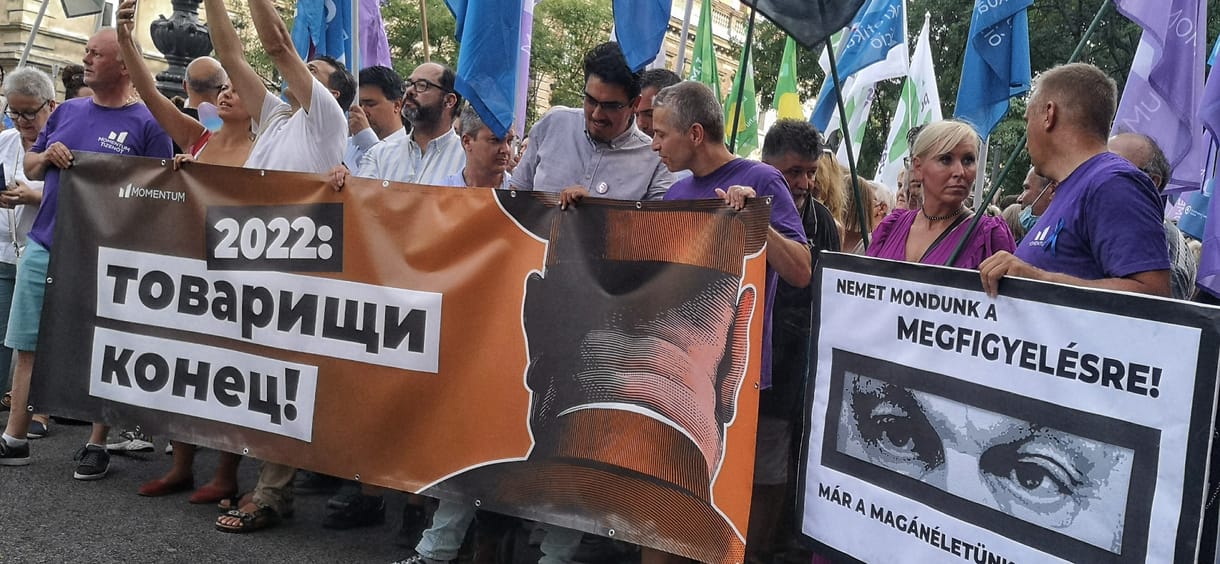 „ÁVH, ÁVH” – ellenzéki pártok tüntettek a Pegasus-ügy miatt, több százan gyűltek össze