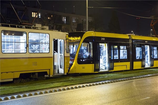 Karambolozott egy új CAF egy másik villamossal - fotók