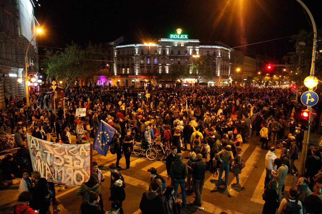 Buliba csapott át a tüntetés az Oktogonnál - szól a techno és az Orbán, takarodj