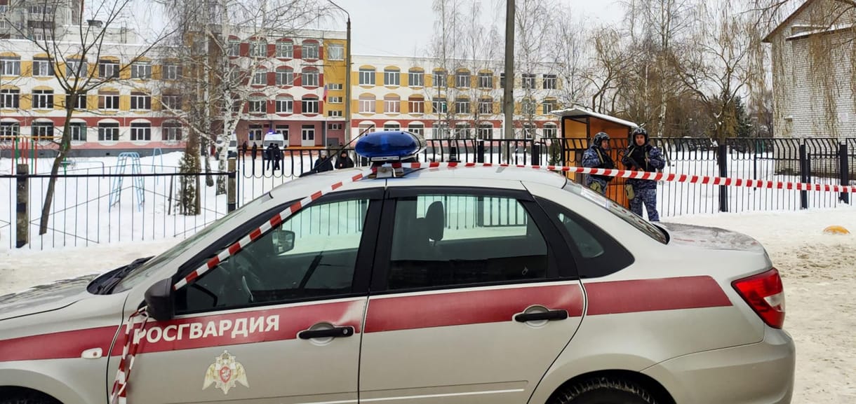 A biztonsági szolgálat vezetőjét és az elkövető apját is letartóztatták a brjanszki iskolai lövöldözés után