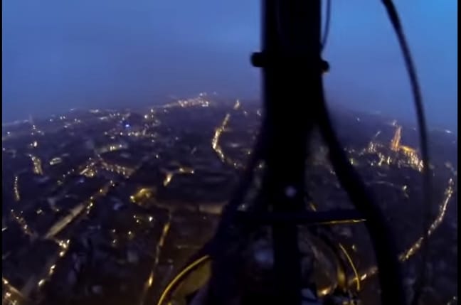 Videó: Katedrális tetejére mászott egy fehér zászlóval az adrenalinfüggő békeaktivista