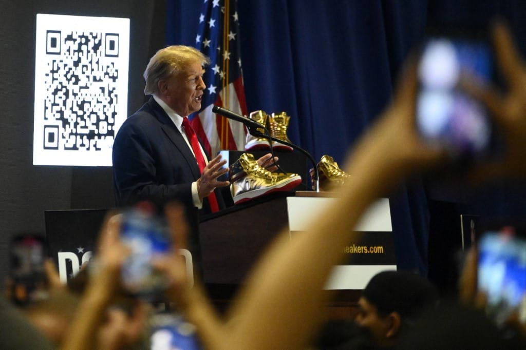 Donald Trump 140 ezer forintos, aranyszínű surranót kínál a rajongóinak