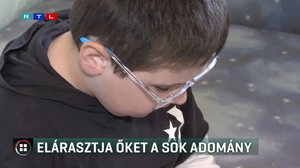 Több százezres adományt adtak össze egy autista kisfiú családjának