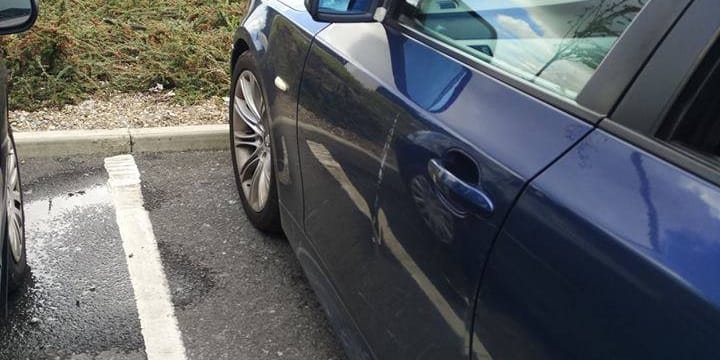 Ez a BMW-s szabályosan parkolt, mégis ő húzta a rövidebbet