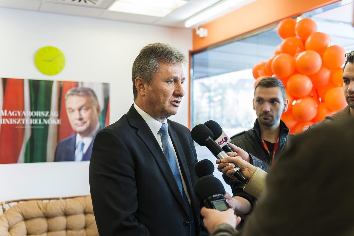 Népviseletbe öltöztetett óvodásokkal kampányolt egy fideszes képviselő Balsán