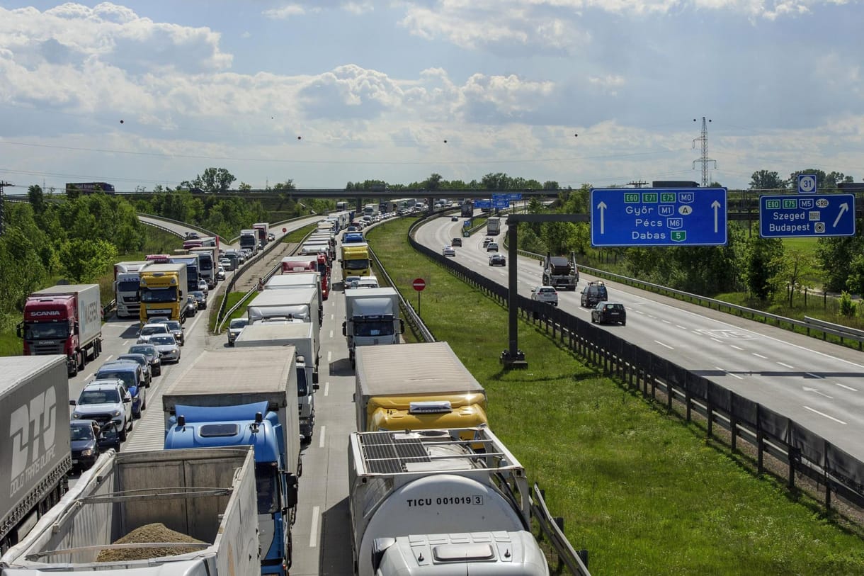Összeütközött két autó, egy időre beállt a Balaton északi partja
