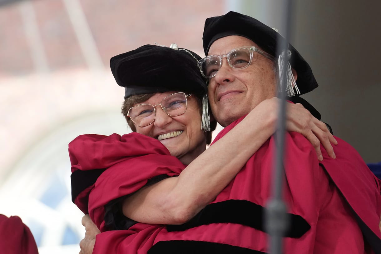 Karikó Katalin és Tom Hanks boldogan ölelkezett, miután átvette dísztoktori címét a Harvardon – fotó