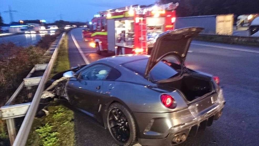Profi sofőr vágott haza egy 300 ezer eurós Ferrarit az esőben - fotó