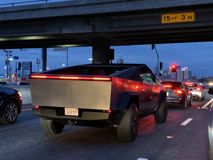 Elon Musknak még szoknia kell a Cybertruckot – letarolt vele egy táblát