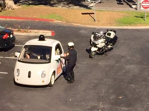 Meg akarta bírságolni egy rendőr a Google cammogó robotautóját
