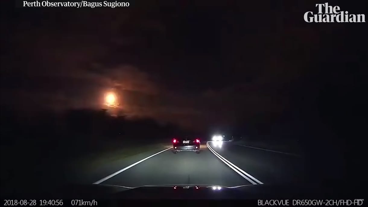 Mintha egy gép zuhant volna le: hatalmas robajjal érkező meteor verte fel álmukból az ausztrálokat – videó