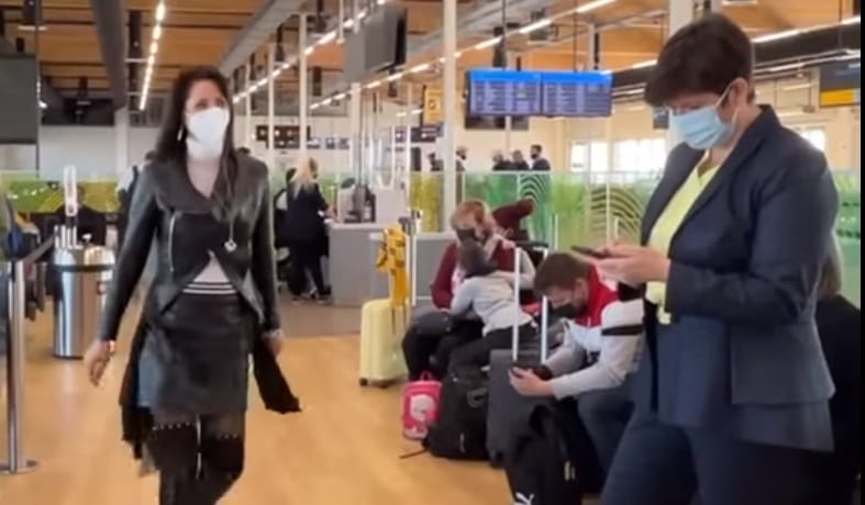 Együtt utazott Brüsszelbe Dobrev Klára és az őt az ElkXrtukban alakító Gubás Gabi – videó