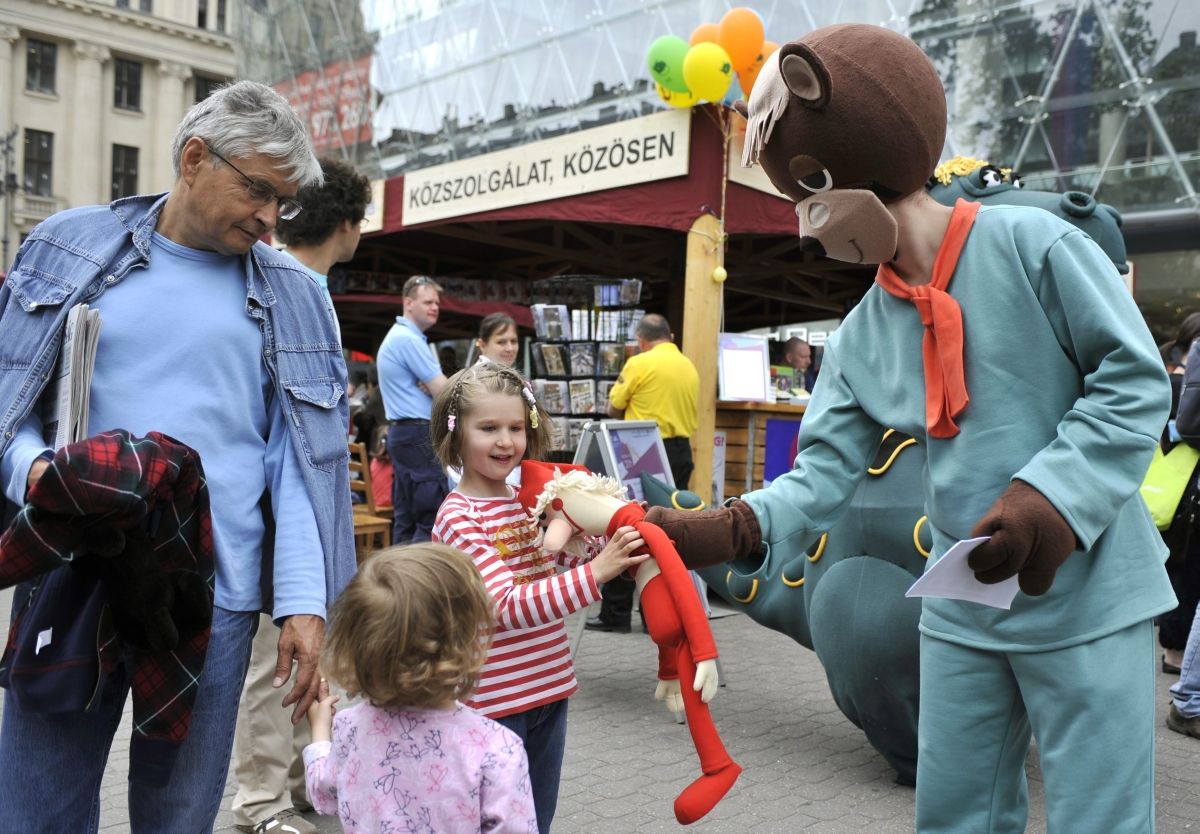 Sajtófesztivál a Vörösmarty téren