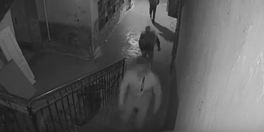 Ásóval és lécekkel támadtak rá egy férfira a IX. kerületi lakásában – videó