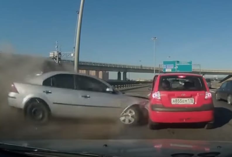 Ezért tilos megállni az autópálya közepén – videó