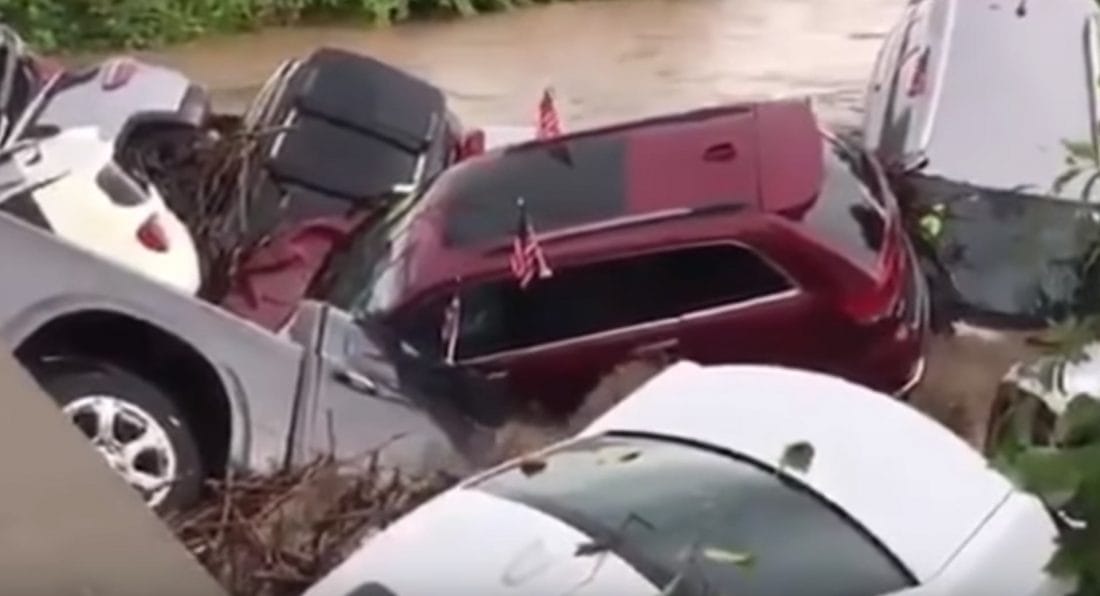 Videó: Mint apró kavicsokat, úgy sodorta el az áradás egy autókereskedés készletét