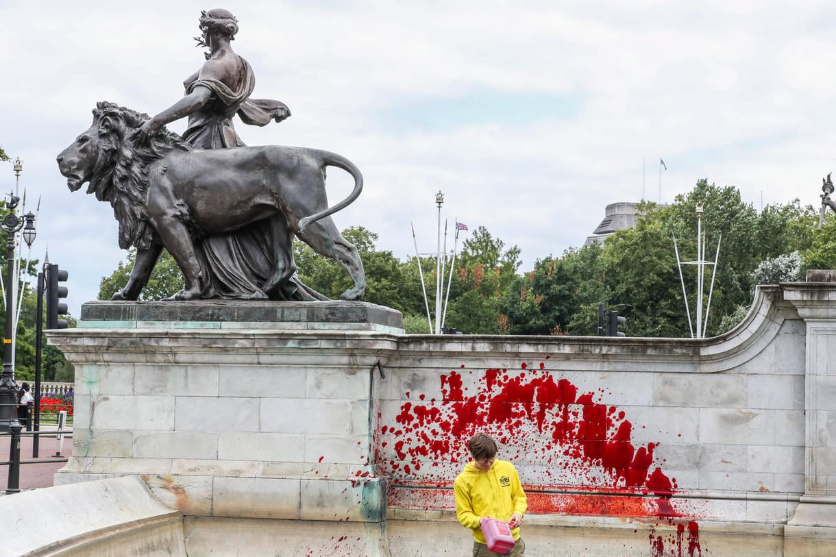 Állatvédők vérvörösre festették a Buckingham-palota előtti szökőkút vizét