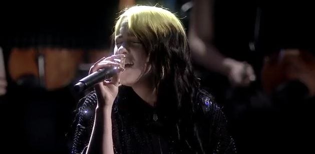 Rosszul lett egy rajongója, azonnal leállította a koncertjét Billie Eilish, hogy inhalátort szerezzen neki
