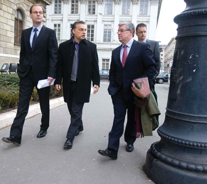 Népszava: pénzszerző roadshow-ra készül Frankfurtba Matolcsy és Orbán