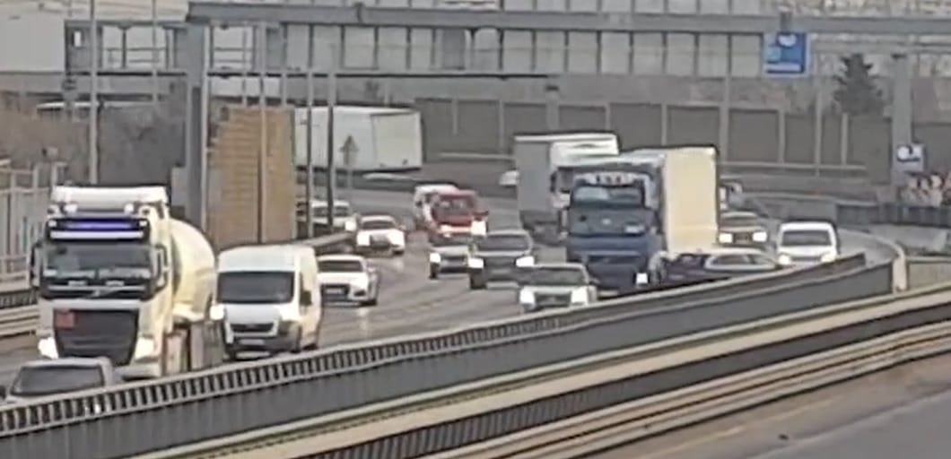 Kis híján csúnya baleset lett a vége a hajmeresztő manővernek az M0-son - videó