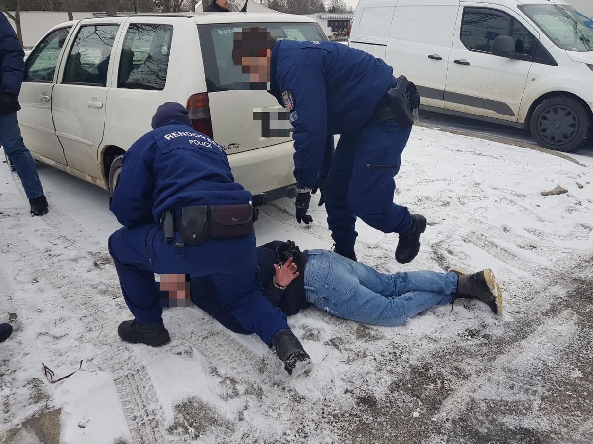 Temetés közben törte fel a gyászolók kocsiját egy tolvaj Győrben