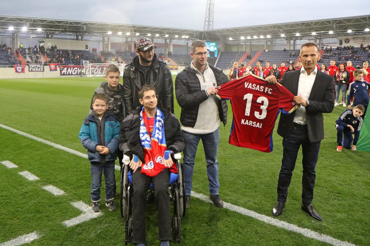 Névre szóló Vasas-mezt kapott a csapattól Karsai Dániel