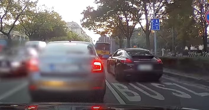 Razziáztak a rendőrök: 88 autót kaptak el buszsávban