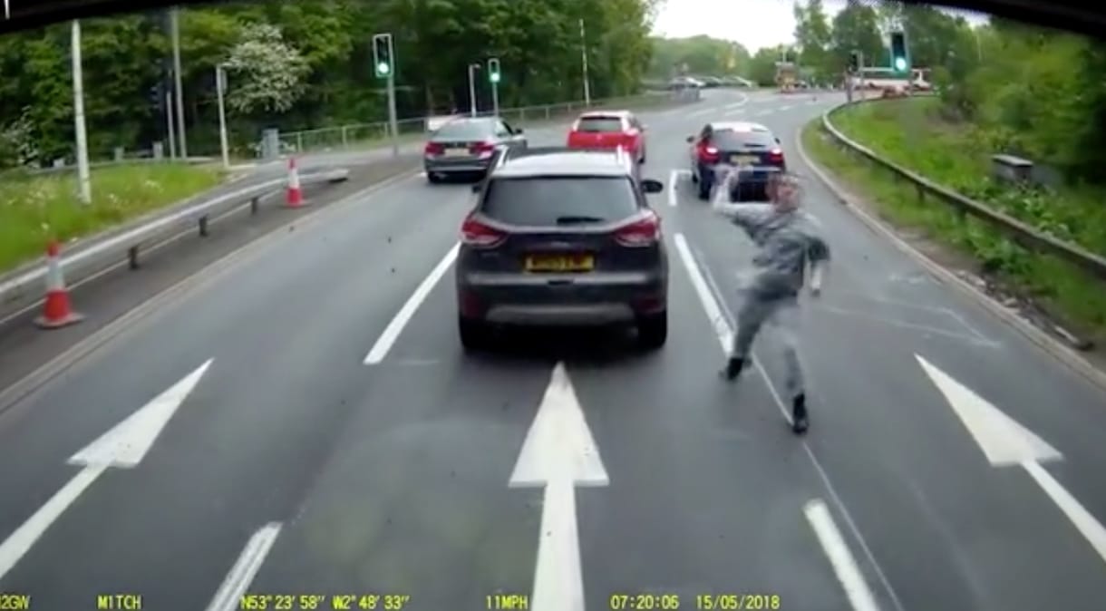 Tejjel állt bosszút a feldühödött autós a teherautó sofőrjén – videó