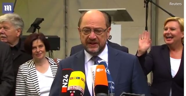 Videó: Vidáman integetett az SPD-s politikus a háttérben, míg Schulz a barcelonai terrorról beszélt