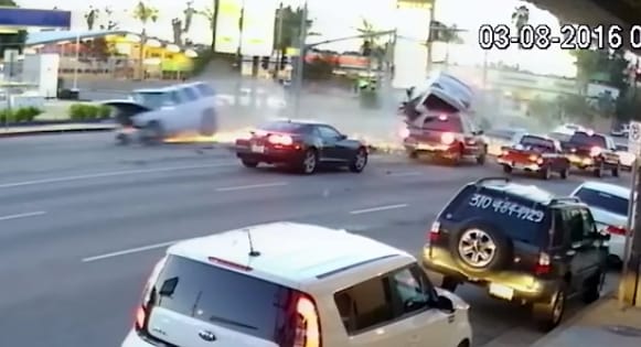 50 métert repült az ütközéstől a terepjáró – videó