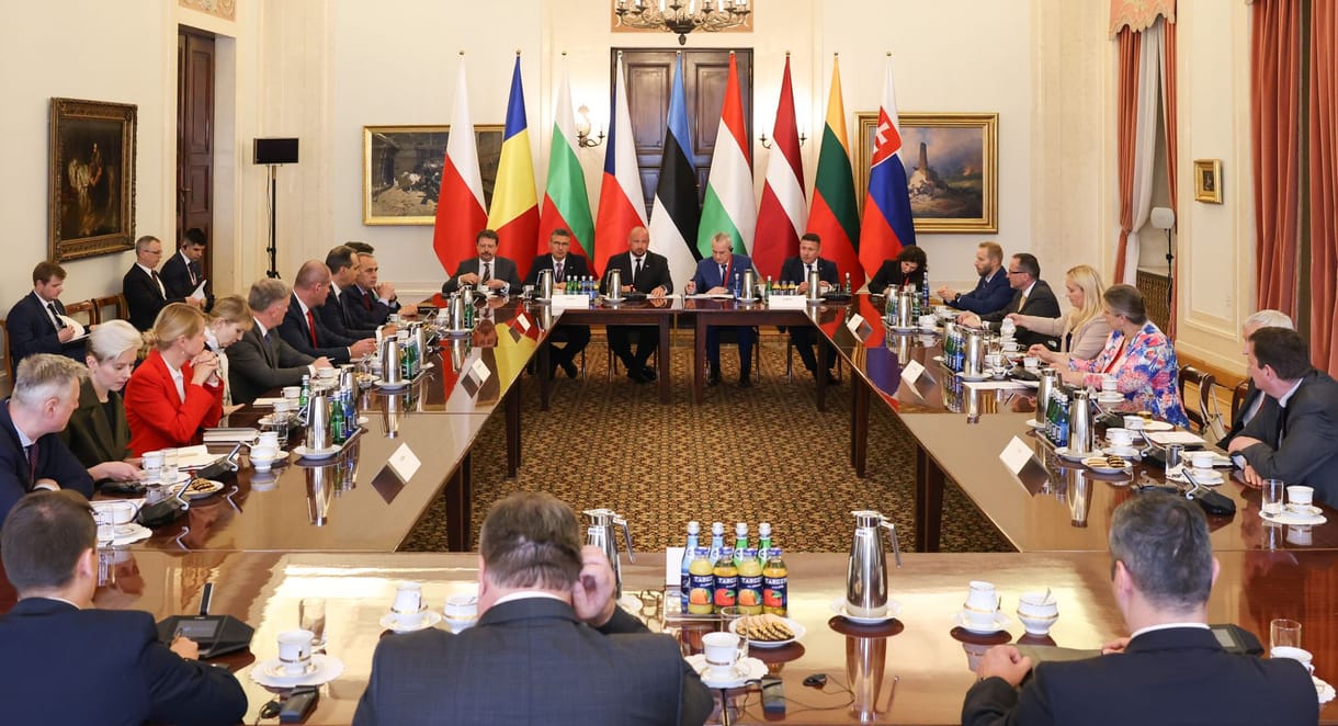 Miközben Orbán tűzszünetről szónokol, Rogán államtitkára Ukrajna NATO-tagságát támogató egyeztetésen vett részt