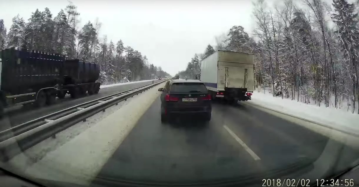 Vadul előzött az orosz BMW-s, komoly balesetet okozott – videó
