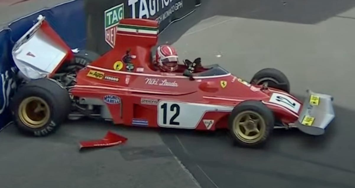 Összetörte Niki Lauda híres versenyautóját Charles Leclerc – videó