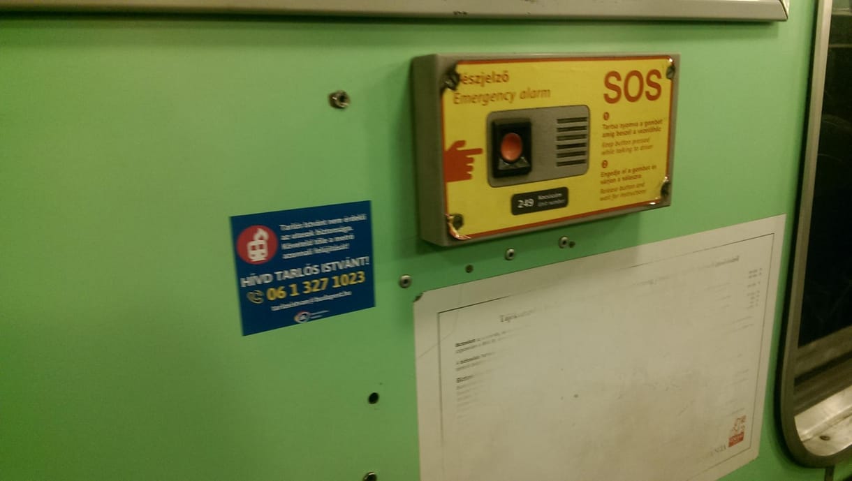 A DK kiragasztja Tarlós telefonszámát a metróba