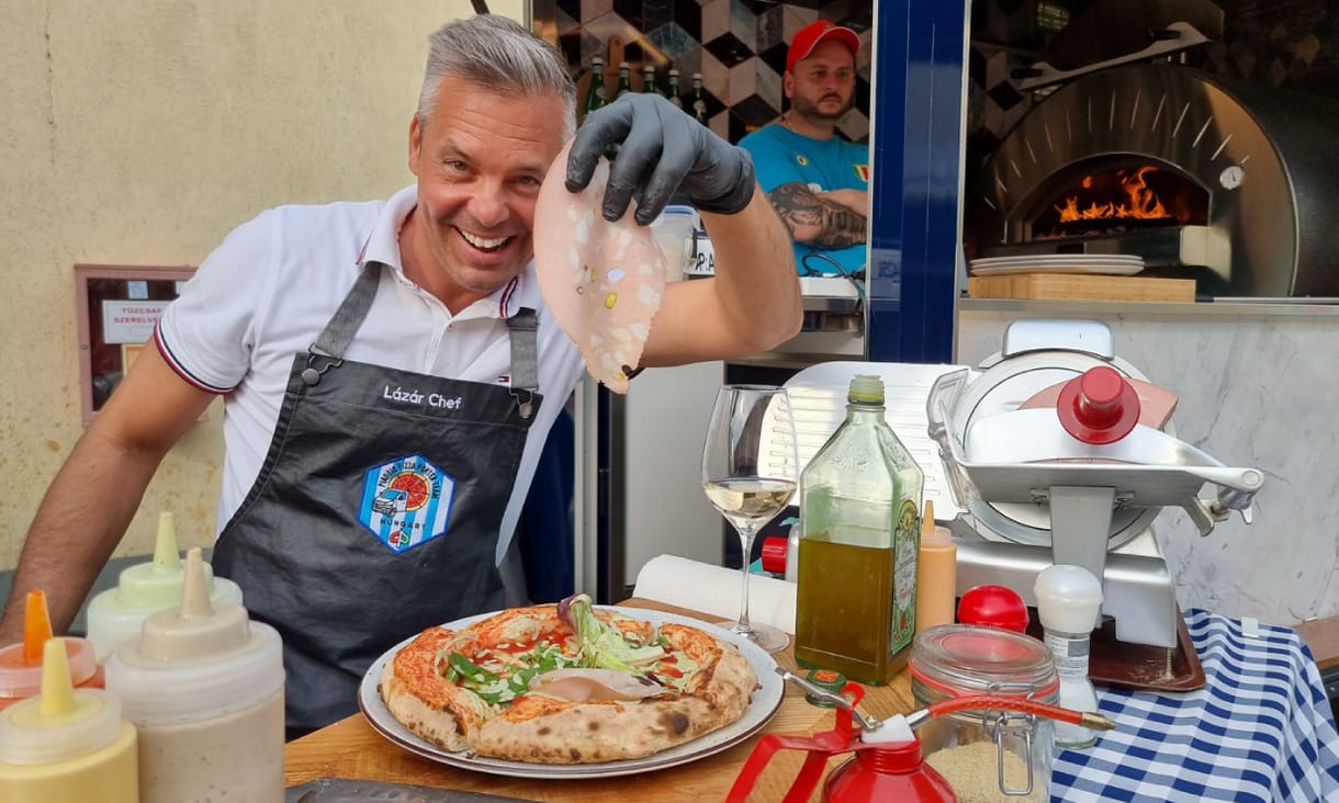 Bajnoki pizza a platón, füstös Barkas és menő régi VW-k: dübörög a budapesti Food Truck Show