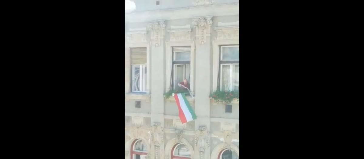 Videón, ahogy egy ember vizet önt a miskolci tüntető diákokra